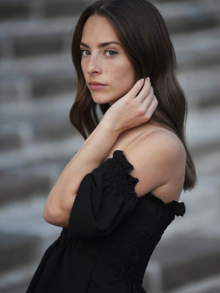 Chiara Elcino ritratto mezzo busto attrice