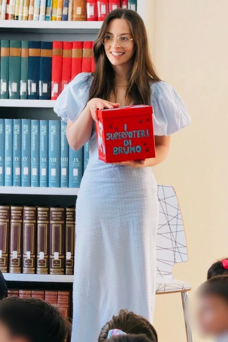 Chiara Elcino attrice e autrice durante il laboratorio nelle scuole
