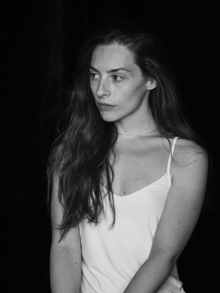 Chiara Elcino ritratto di profilo in bianco e nero 
